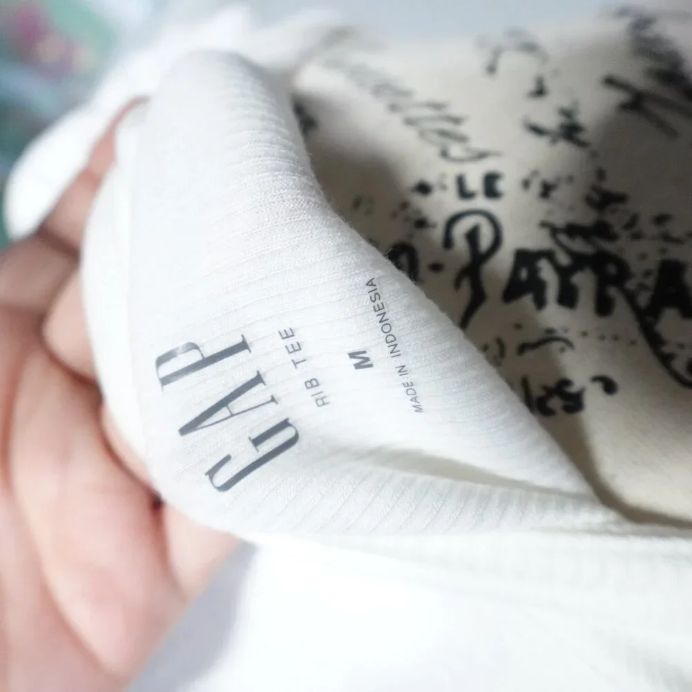 Gap Medium Rib Tee V Neck Off white size Medium New w/o tag‎